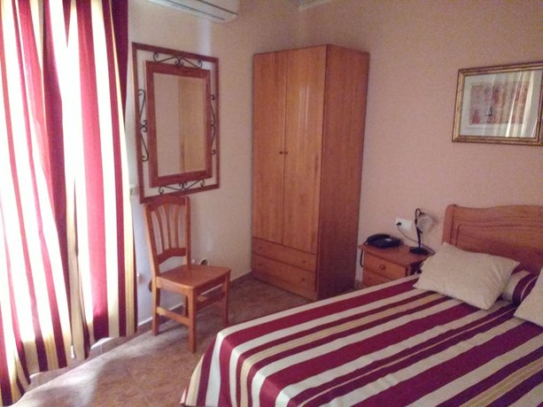 Imagen de la habitación del Hotel Meson El Castillo. Foto 11