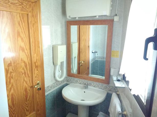 Imagen de la habitación del Hotel Meson El Castillo. Foto 13