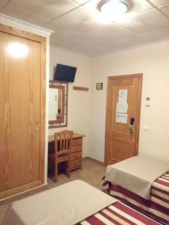 Imagen de la habitación del Hotel Meson El Castillo. Foto 15