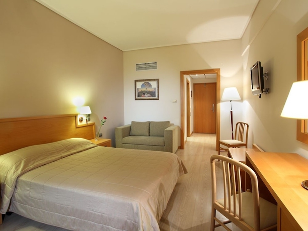 Imagen de la habitación del Hotel Messinian Bay. Foto 13