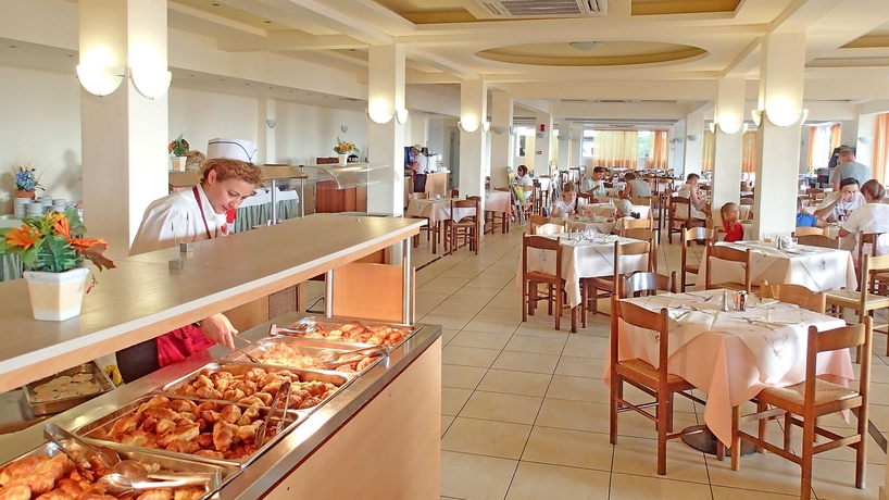 Imagen del bar/restaurante del Hotel Messonghi Beach Holiday Resort. Foto 5