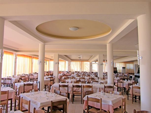 Imagen del bar/restaurante del Hotel Messonghi Beach Holiday Resort. Foto 6