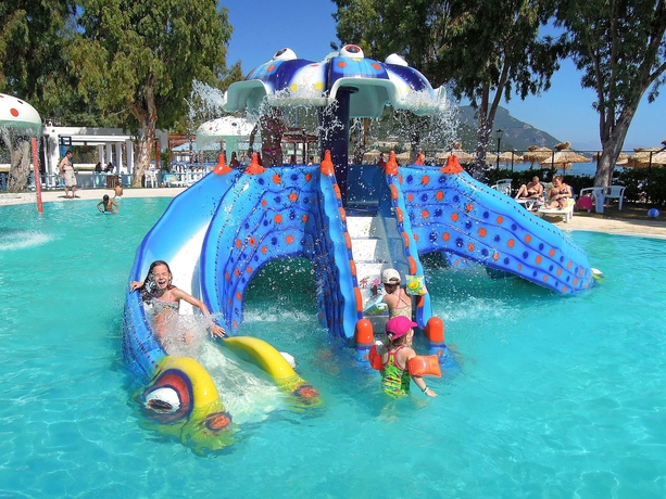 Imagen de la piscina del Hotel Messonghi Beach Holiday Resort. Foto 13