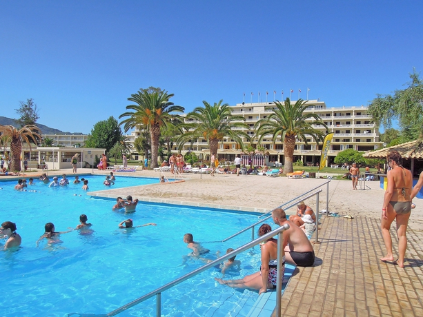 Imagen de la piscina del Hotel Messonghi Beach Holiday Resort. Foto 14