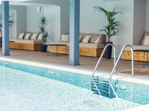 Imagen de la piscina del Hotel Meta Business. Foto 15