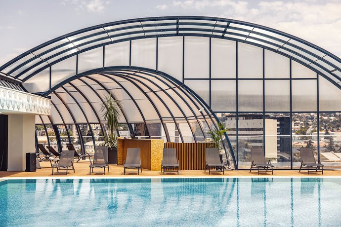 Imagen de la piscina del Hotel Meta Business. Foto 16