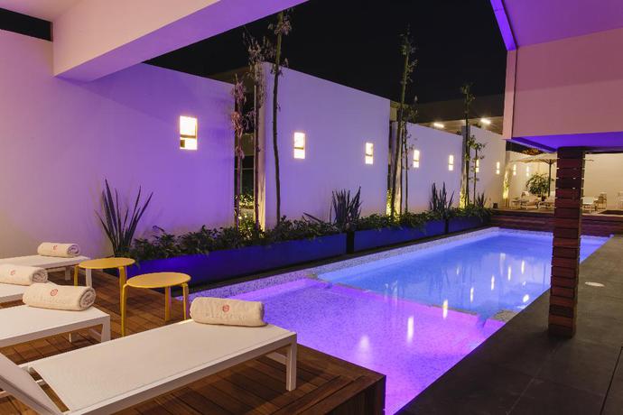 Imagen de la piscina del Hotel Metria. Foto 6