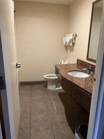 Imagen de la habitación del Hotel Metro Inn and Suites. Foto 5