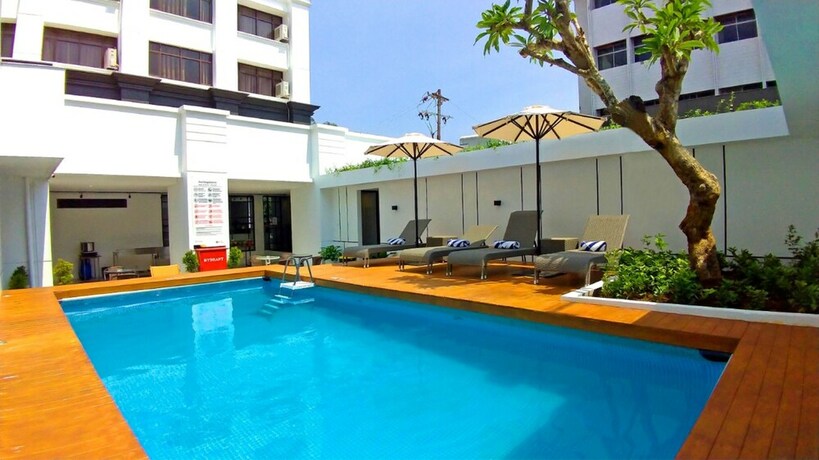 Imagen de la piscina del Hotel Metro Park View Hotel Kota Lama Semarang. Foto 36