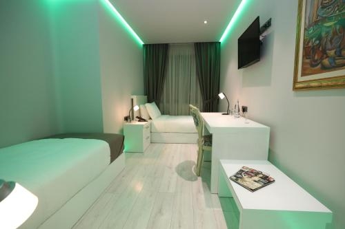 Imagen de la habitación del Hotel Metro Tirana. Foto 8