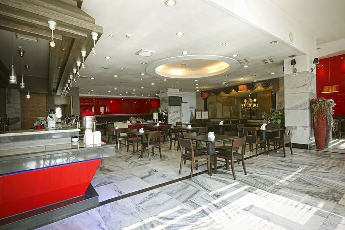 Imagen del bar/restaurante del Hotel Metro Tourist. Foto 11