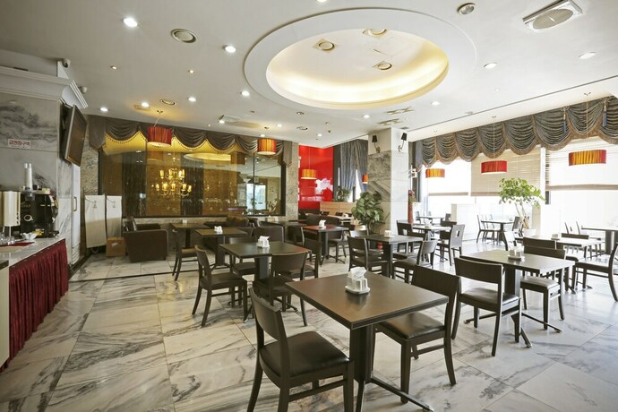 Imagen del bar/restaurante del Hotel Metro Tourist. Foto 12