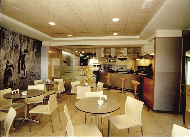 Imagen del bar/restaurante del Hotel Metropol By Carris. Foto 2