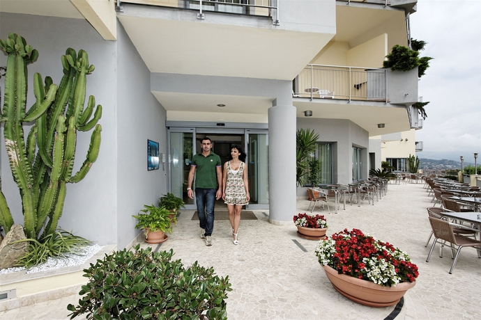 Imagen de los exteriores del Hotel Metropol, Diano Marina. Foto 4