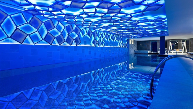 Imagen de la piscina del Hotel Metropol Palace Belgrade. Foto 16