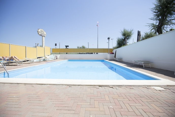 Imagen de la piscina del Hotel Metropole, Rimini. Foto 17