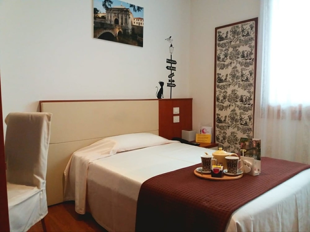 Imagen de la habitación del Hotel Mezzaluna. Foto 5