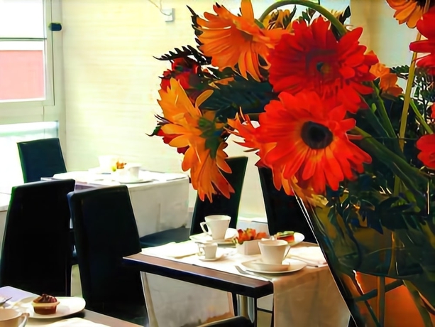 Imagen del bar/restaurante del Hotel Mh Design. Foto 2