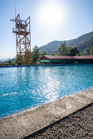 Imagen de la piscina del Hotel Mhara Himachal. Foto 16