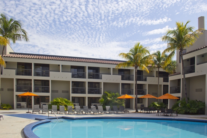 Imagen de la piscina del Hotel Miami Lakes. Foto 8
