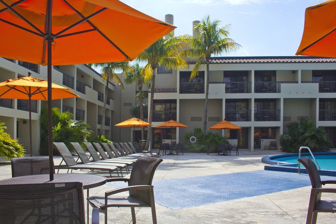 Imagen de la piscina del Hotel Miami Lakes. Foto 14