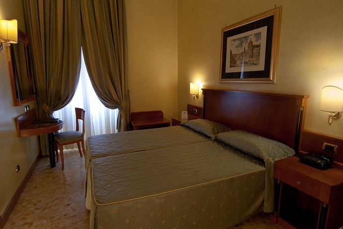 Imagen de la habitación del Hotel Miami, Plaza de la Rep&uacute;blica. Foto 2