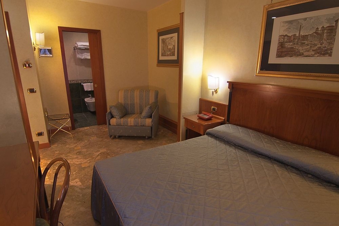 Imagen de la habitación del Hotel Miami, Plaza de la Rep&uacute;blica. Foto 8