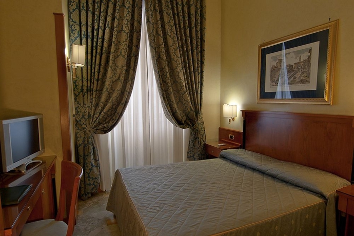 Imagen de la habitación del Hotel Miami, Plaza de la Rep&uacute;blica. Foto 10