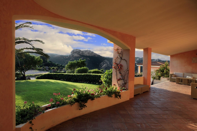 Imagen de los exteriores del Hotel Micalosu. Foto 11