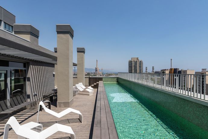 Imagen de la piscina del Hotel Micampus Barcelona. Foto 12