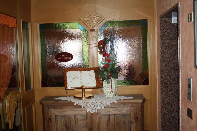 Imagen de los interiores del Hotel Michela. Foto 16