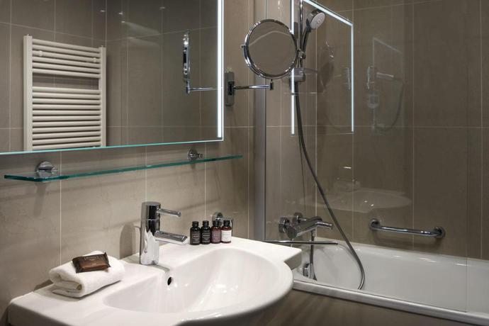 Imagen de la habitación del Hotel Michelangelo Grand Prague. Foto 5