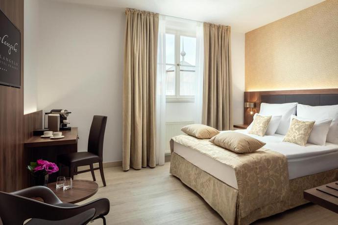 Imagen de la habitación del Hotel Michelangelo Grand Prague. Foto 7