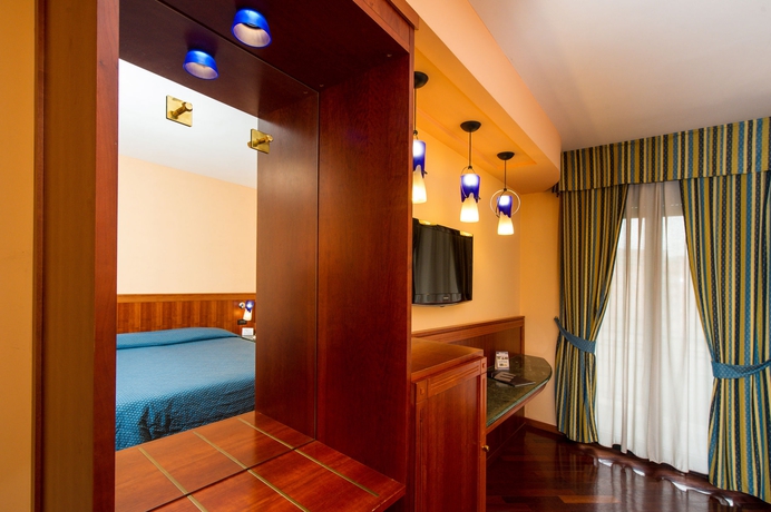 Imagen de la habitación del Hotel Michelangelo Palace. Foto 5