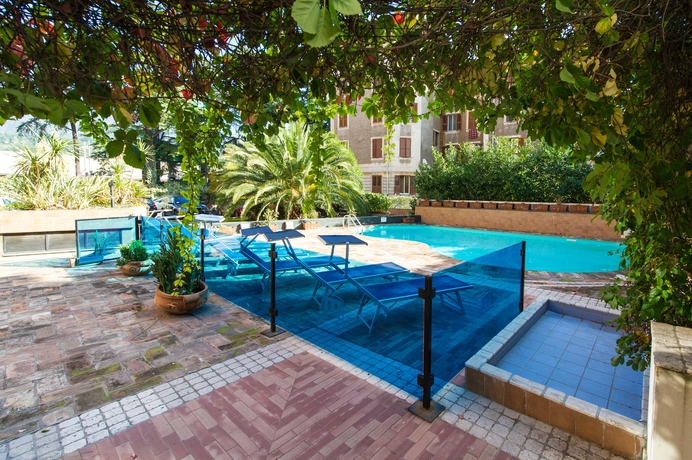 Imagen de la piscina del Hotel Michelangelo Palace. Foto 14