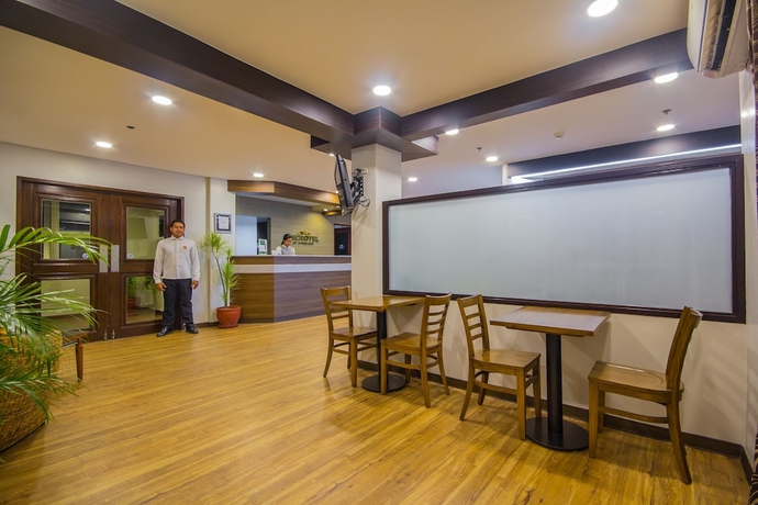 Imagen de los interiores del Hotel Microtel By Wyndham Batangas. Foto 11