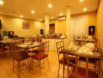 Imagen del bar/restaurante del Hotel Microtel By Wyndham Davao. Foto 5