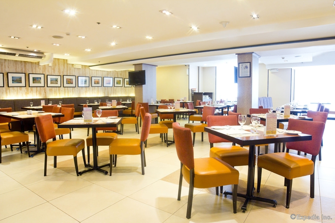 Imagen del bar/restaurante del Hotel Microtel By Wyndham Mall Of Asia. Foto 2