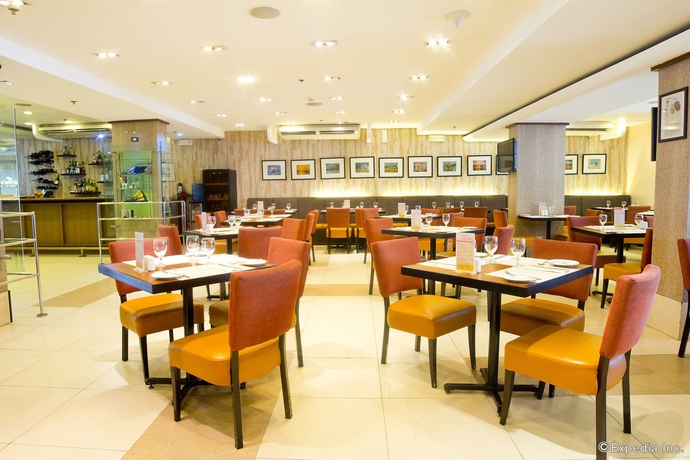 Imagen del bar/restaurante del Hotel Microtel By Wyndham Mall Of Asia. Foto 3