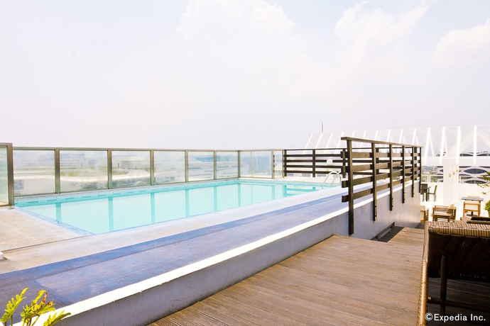 Imagen de la piscina del Hotel Microtel By Wyndham Mall Of Asia. Foto 15