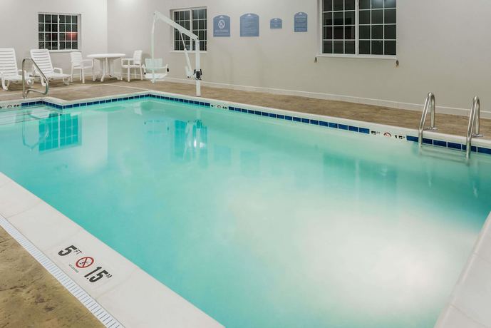 Imagen de la piscina del Hotel Microtel Inn And Suites By Wyndham Altoona. Foto 17