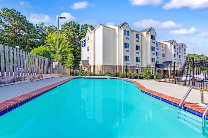 Imagen de la piscina del Hotel Microtel Inn And Suites By Wyndham Bremen. Foto 15