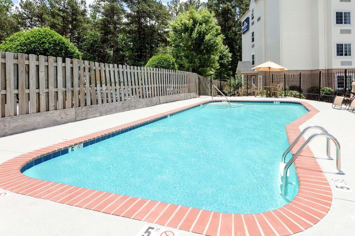 Imagen de la piscina del Hotel Microtel Inn And Suites By Wyndham Bremen. Foto 16