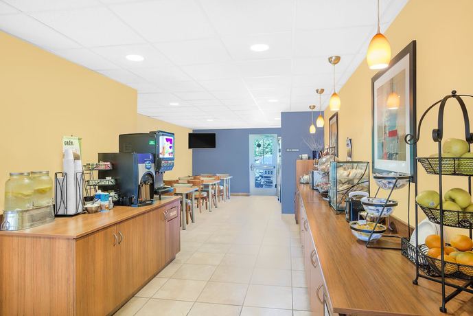 Imagen del bar/restaurante del Hotel Microtel Inn And Suites By Wyndham Chili/rochester Airport. Foto 2