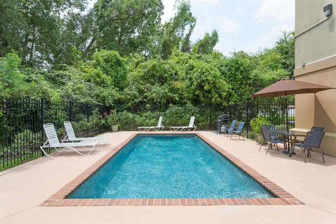 Imagen de la piscina del Hotel Microtel Inn And Suites By Wyndham Houma. Foto 16