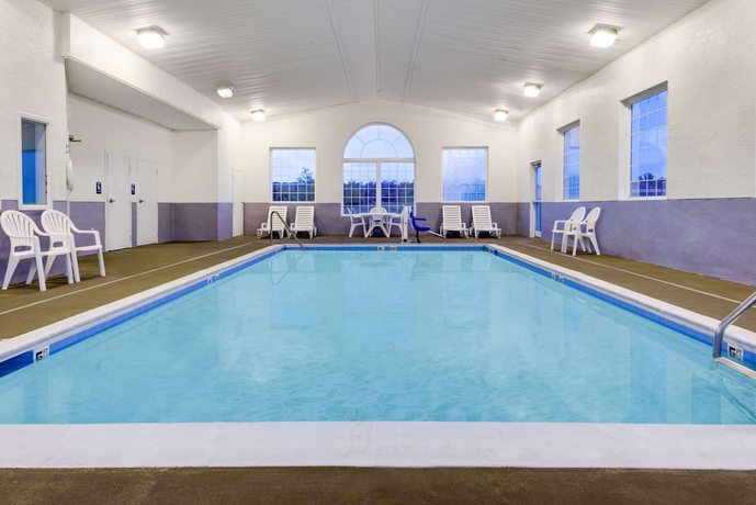 Imagen de la piscina del Hotel Microtel Inn And Suites By Wyndham London. Foto 20