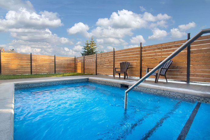 Imagen de la piscina del Hotel Microtel Inn And Suites By Wyndham Mont Tremblant. Foto 18