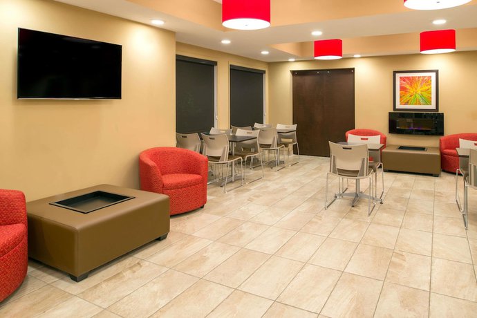 Imagen de los interiores del Hotel Microtel Inn And Suites By Wyndham Red Deer. Foto 15