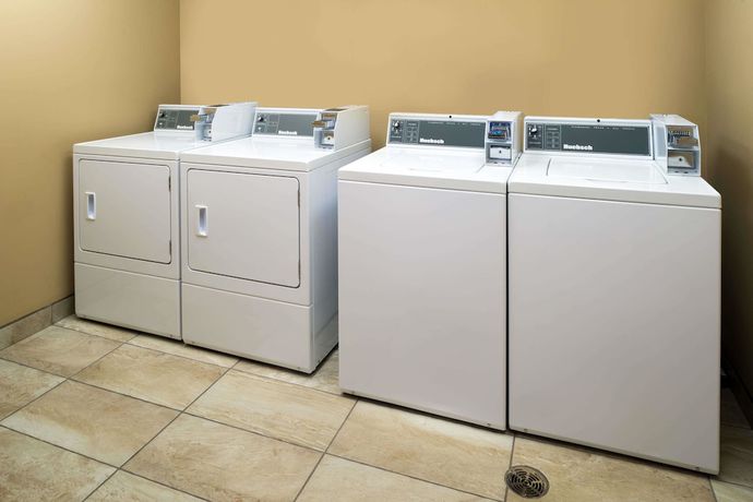Imagen de los interiores del Hotel Microtel Inn And Suites By Wyndham Red Deer. Foto 16