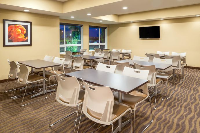 Imagen de los interiores del Hotel Microtel Inn And Suites By Wyndham Red Deer. Foto 17
